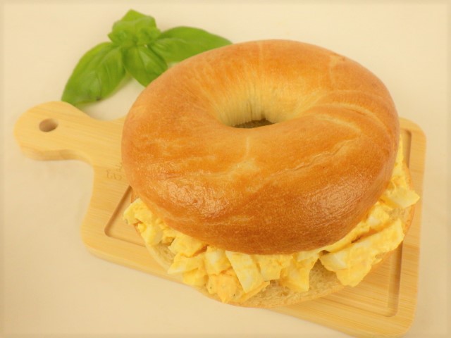 コストコ プレーンベーグルの卵マヨサンド