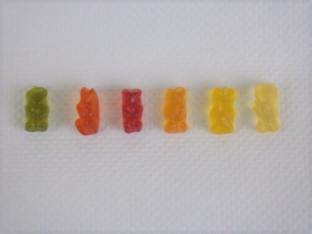 ハリボー(HARIBO)グミを色で分けて６種類を並べた。左から緑、オレンジ、赤、濃い黄色、黄色、薄い黄色。