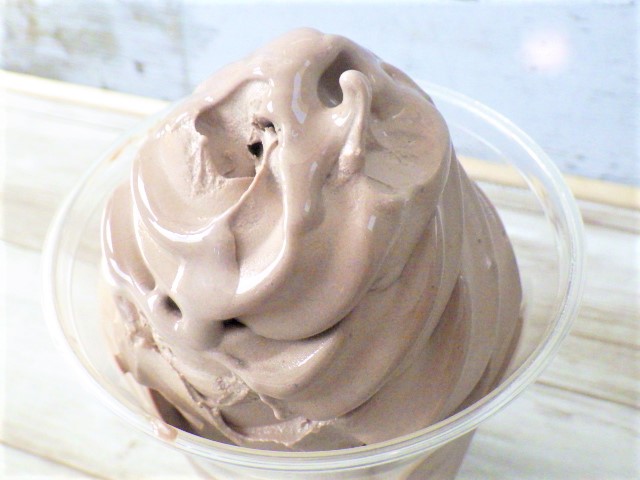 食べかけのコストコのチョコレートバナナソフトクリーム