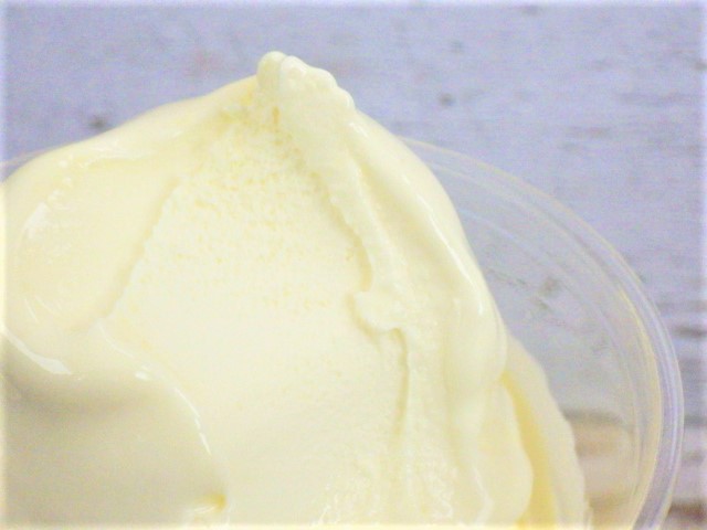 コストコのフードコートのパイナップルソフトクリームの表面