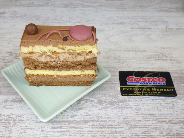 コストコの4種のチョコレートケーキ8等分の1カットと会員証のサイズ比較