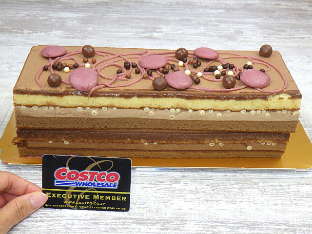 コストコの4種のチョコレートケーキと会員証のサイズ比較