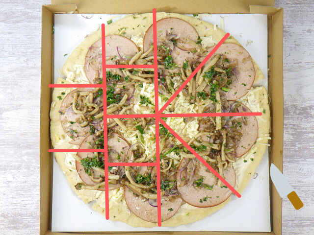 コストコのボローニャソーセージピザの切り方