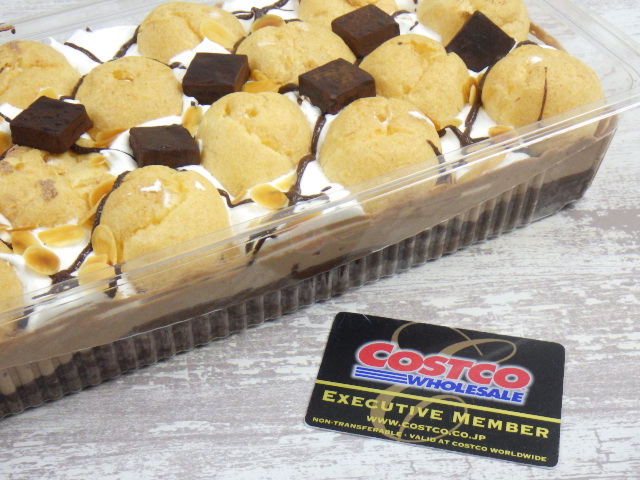 コストコのベルギーチョコムースプロフィットロールケーキと会員証のサイズ比較