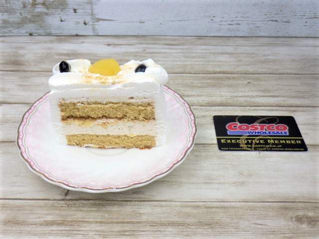 コストコの黒糖きな粉バーケーキの1カットと会員証のサイズ比較