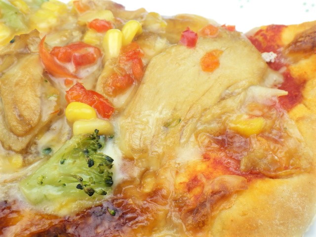 コストコのテリヤキチキンピザの表面アップ